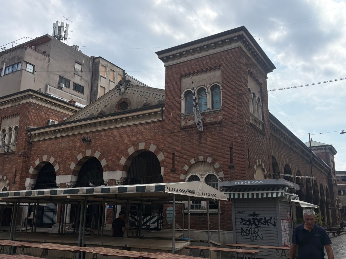 Die Ribarnica in Rijeka, die Fischhalle mit hohen Rundbogenfenstern und gestreiftem Mauerwerk.