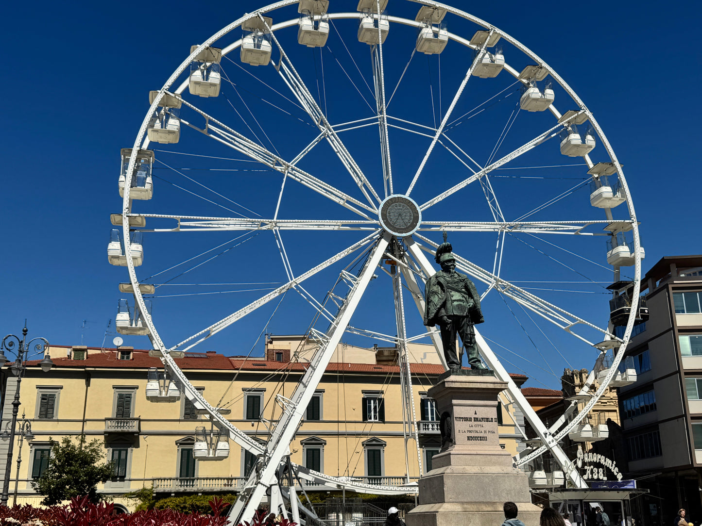 Ruota panoramica e monumento in Piazza Vittorio Emanuele II a Pisa