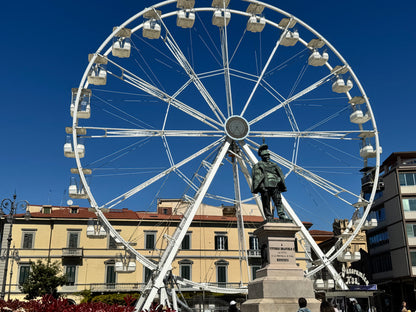 Ruota panoramica e monumento in Piazza Vittorio Emanuele II a Pisa