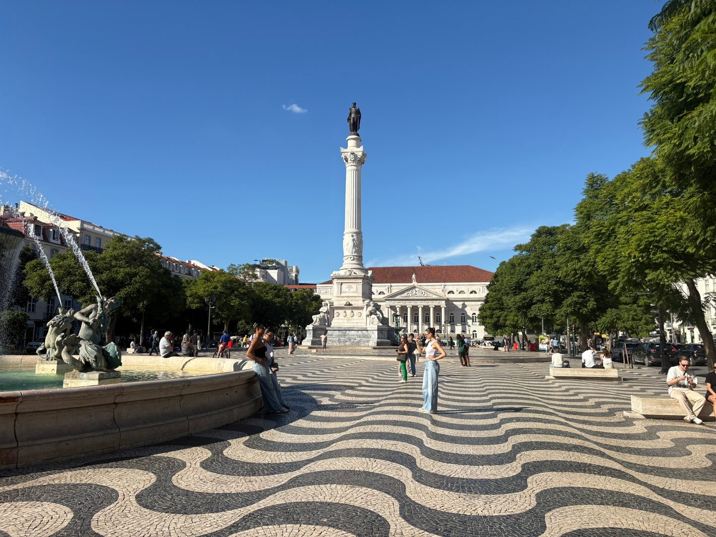 La piazza Rossio a Lisbona con la pavimentazione a onde, la fontana e la colonna di Dom Pedro IV