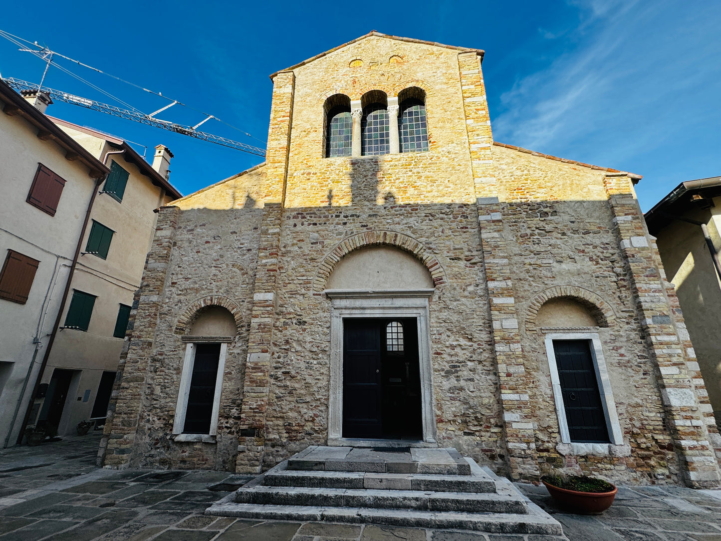 La chiesa di Santa Maria delle Grazie a Grado illuminata dal sole