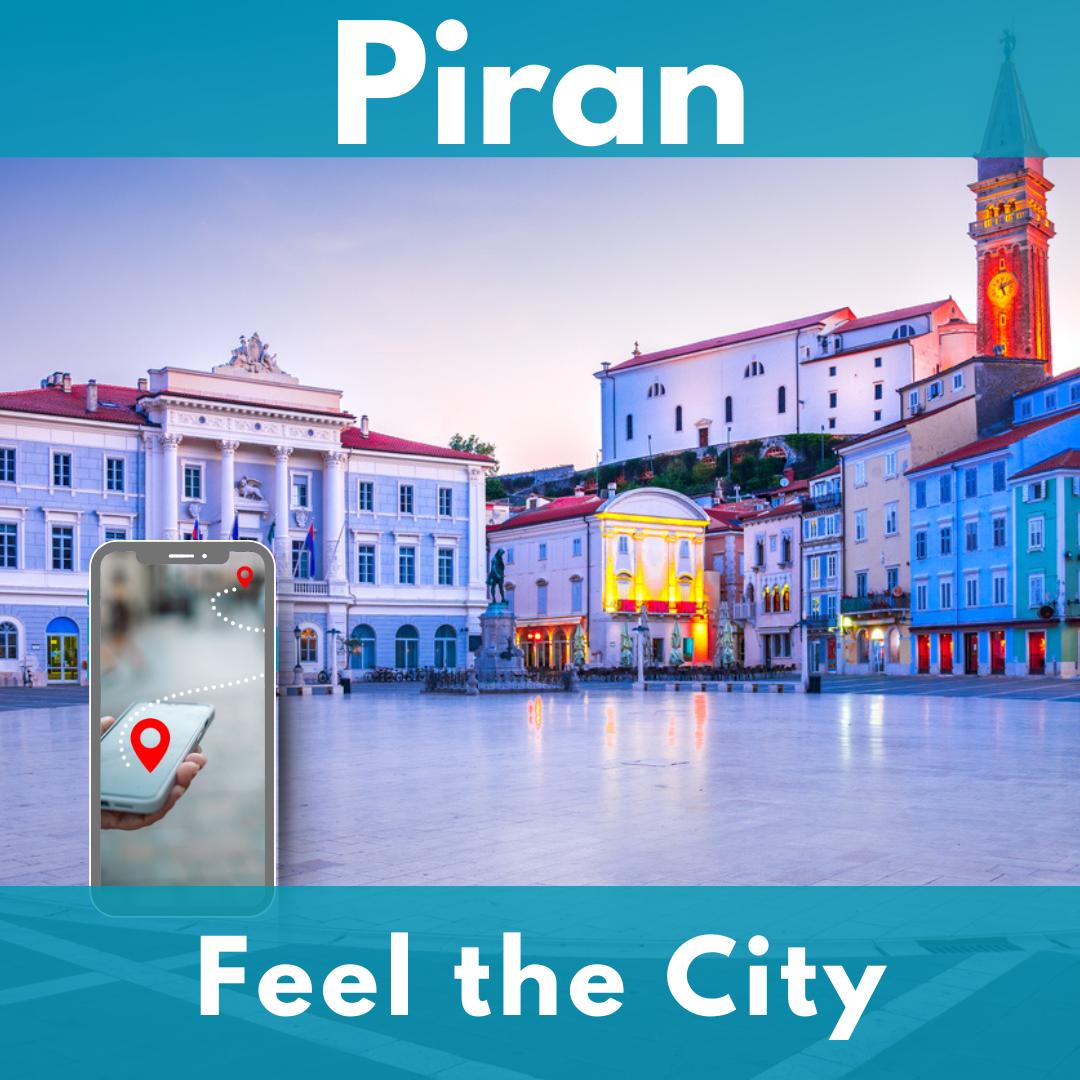 Piazza Tartini a Pirano al tramonto con le case illuminate e la cattedrale di San Giorgio. In primo piano a sinistra uno smartphone con un percorso tra due punti rossi.
