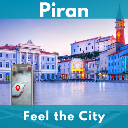 Piazza Tartini a Pirano al tramonto con le case illuminate e la cattedrale di San Giorgio. In primo piano a sinistra uno smartphone con un percorso tra due punti rossi.