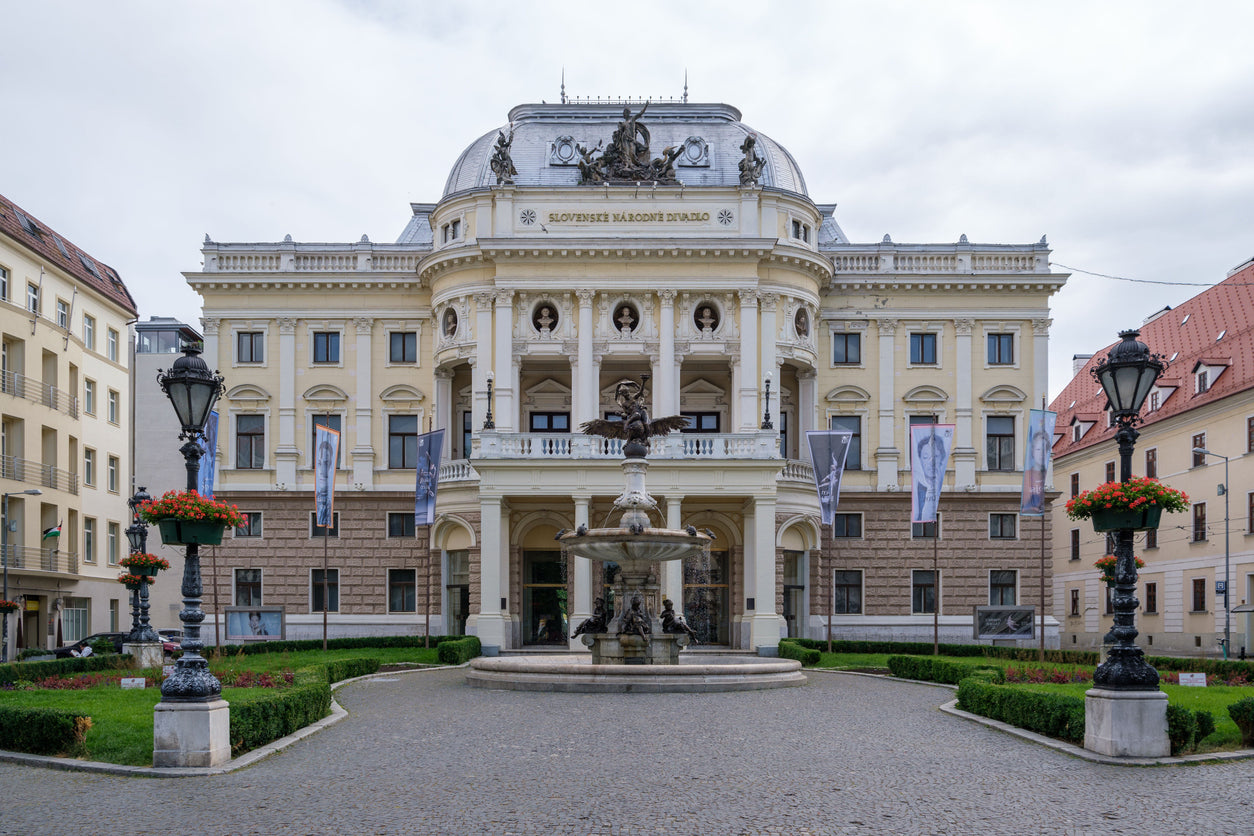 Teatro Nazionale Slovacco a Bratislava con la fontana di Ganimede