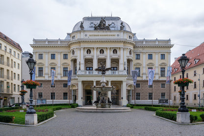 Teatro Nazionale Slovacco a Bratislava con la fontana di Ganimede
