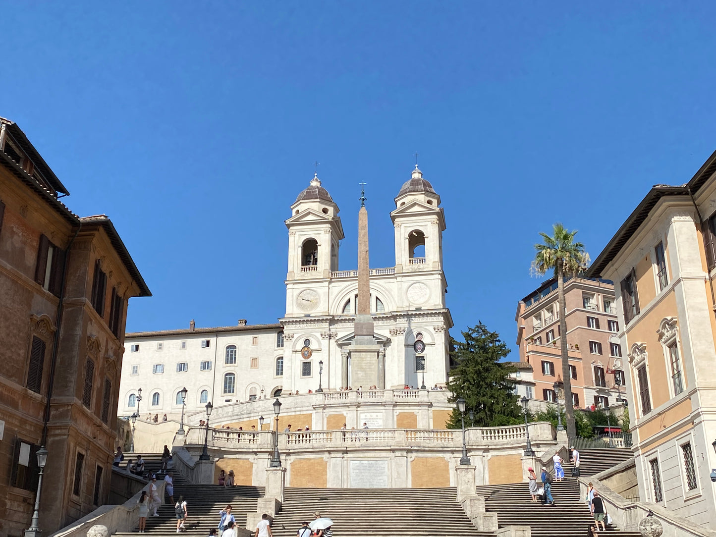 La scalinata di Trinità dei Monti a Roma con la chiesa e l'obelisco