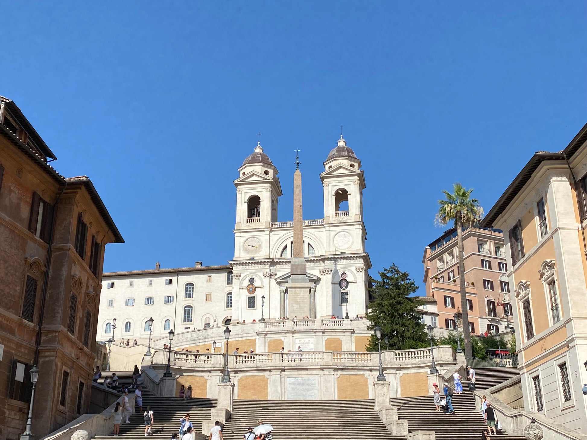 La scalinata di Trinità dei Monti a Roma con la chiesa e l'obelisco