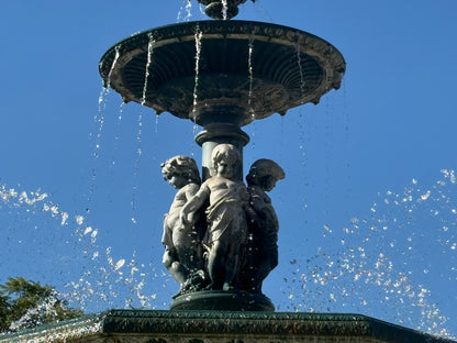 Fontana con gruppo scultoreo e getti d'acqua in un parco di Lisbona
