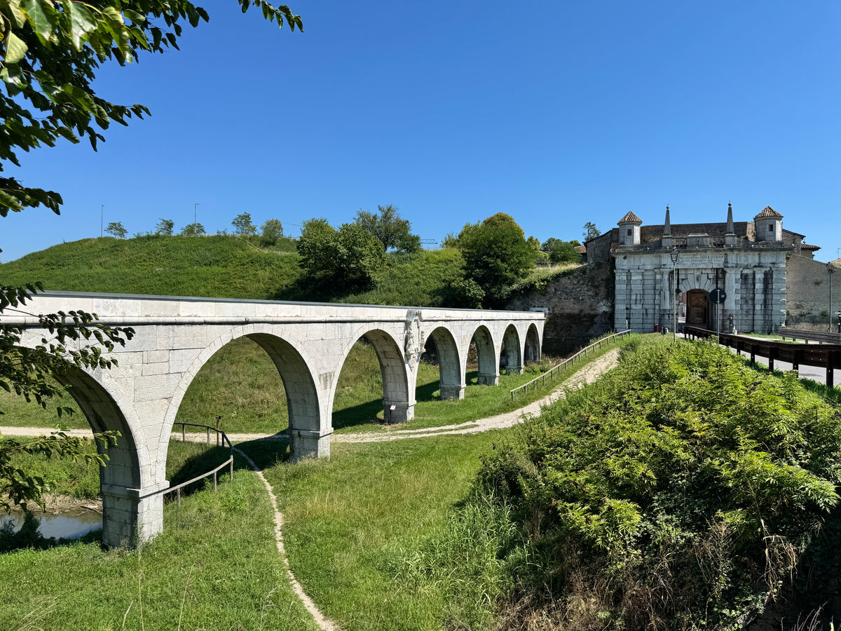 Porta veneziana di Palmanova con il ponte in pietra sul fossato della fortezza