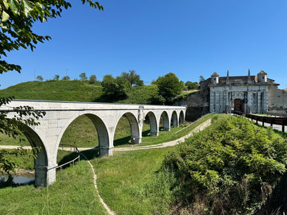 Porta veneziana di Palmanova con il ponte in pietra sul fossato della fortezza