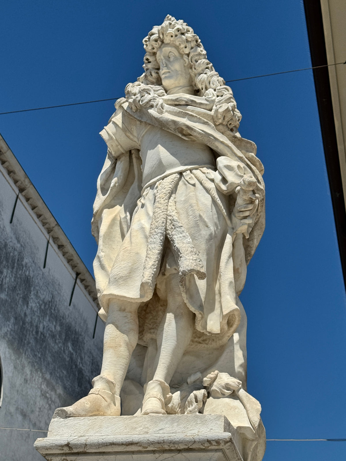 Statua barocca in pietra di un provveditore veneziano sulle mura di Palmanova