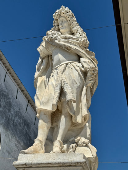 Statua barocca in pietra di un provveditore veneziano sulle mura di Palmanova