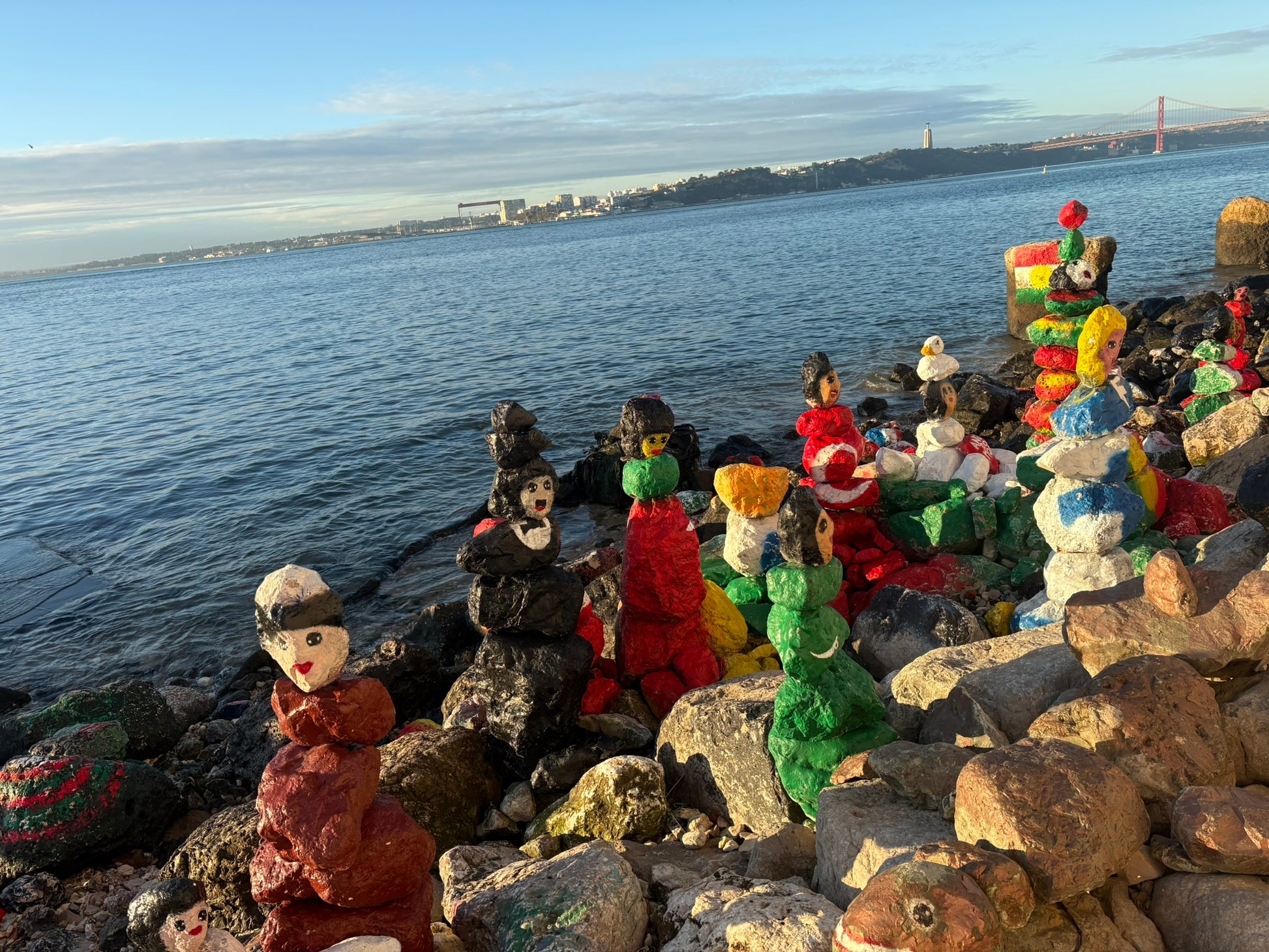 Sculture di pietra dipinte sulla riva del Tago a Lisbona davanti al Ponte 25 de Abril