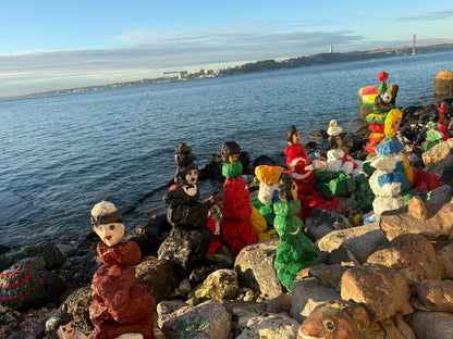 Sculture di pietra dipinte sulla riva del Tago a Lisbona davanti al Ponte 25 de Abril