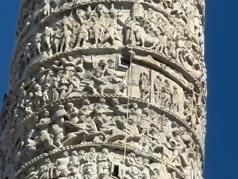 Il fregio a rilievo della Colonna Traiana a Roma con scene delle guerre daciche