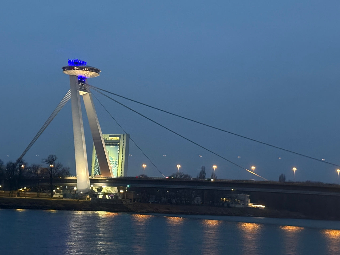 Torre UFO sul ponte SNP sul Danubio a Bratislava di notte
