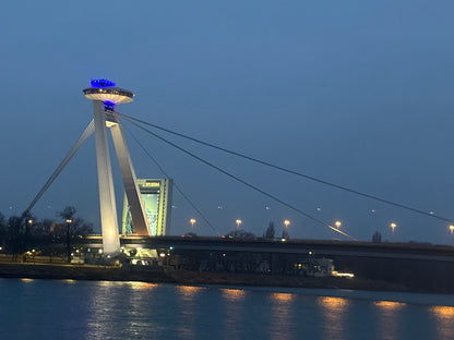 Torre UFO sul ponte SNP sul Danubio a Bratislava di notte