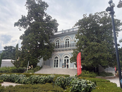 Die grau-blaue Villa Angiolina in Opatija zwischen alten Bäumen — heute Sitz des Kroatischen Museums für Tourismus.