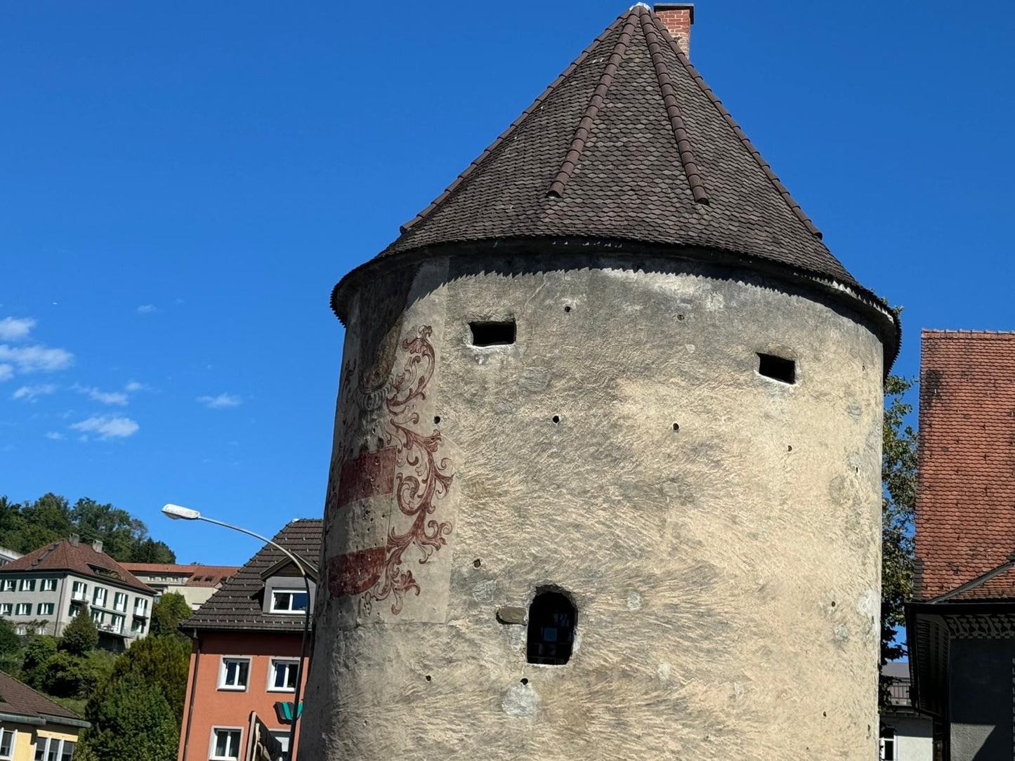 Torre dell'acqua medievale con tetto a punta nel centro storico di Feldkirch