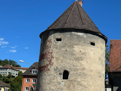 Torre dell'acqua medievale con tetto a punta nel centro storico di Feldkirch